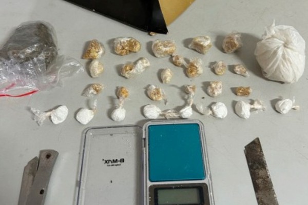 Homem tenta fugir pelo telhado ao ver policiais, mas acaba preso com diversas drogas após se esconder em banheiro