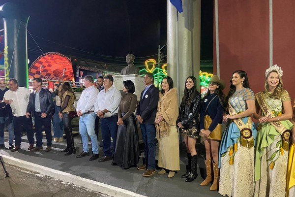 Diretores do Sindicato e autoridades abrem oficialmente a Fenamilho 2026; veja ao vivo