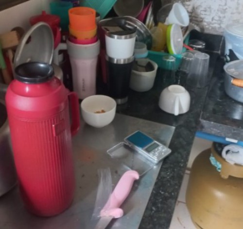 PM prende jovem após encontrar 36 pedras de crack em cozinha e R$ 2 mil em Lagoa Formosa