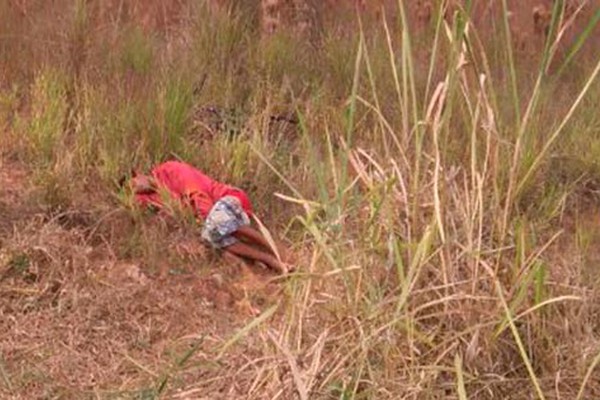 Com sinais de embriaguez, ciclista tem que ser socorrido ao perder o controle e cair em lote vago