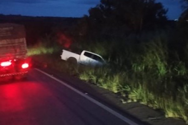 Grave acidente entre caminhão e caminhonete tira a vida de motorista na MGC 354, em Presidente Olegário