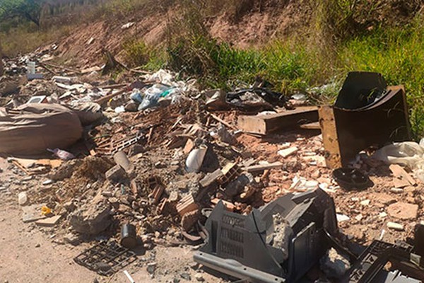 Moradores denunciam formação de lixão no Bairro Laranjeiras em Patos de Minas