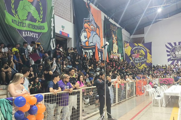 Abertura dos Jogos Universitários do UNIPAM tem batalha de cheerleaders, dança, pira olímpica e muita animação