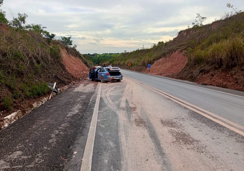 Motorista e passageira ficam feridos após carro capotar na BR365, em Patos de Minas