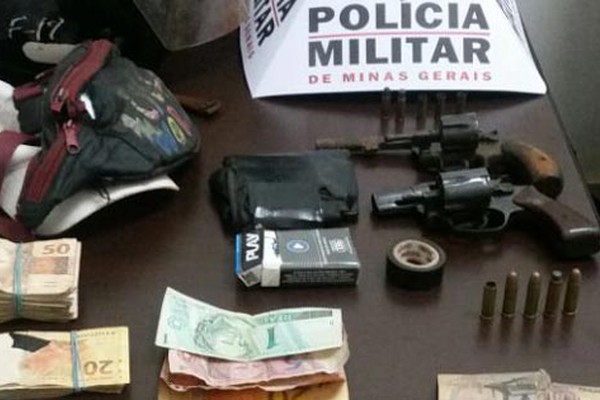 Polícia apresenta armas e mais de R$ 8 mil em dinheiro apreendidos com assaltante morto