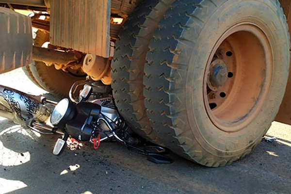 Após acidente impressionante, motocicleta fica destruída e condutor ileso no bairro Alto Colina