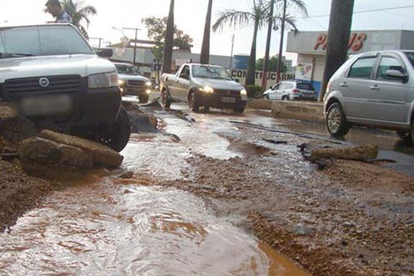 Temporal em Carmo do Paranaíba arranca pavimentação e causa prejuízos
