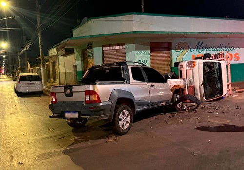 Acidente em Patos de Minas termina com veículo tombado e os dois motoristas na Delegacia