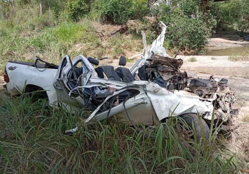 Motorista sofre vários ferimentos e fica 4 horas preso em caminhonete toda danificada antes do socorro na LMG740