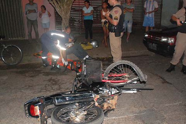 Ciclista e motociclista ficam gravemente feridos em batida frontal no Bairro Brasil