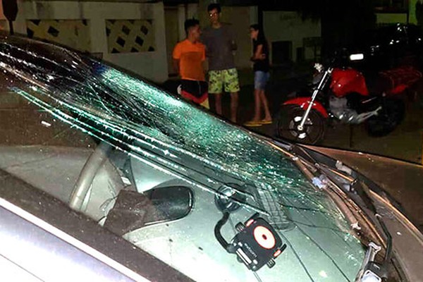Irmãos ficam feridos ao baterem em carro que avançou parada no bairro Jardim Andradas
