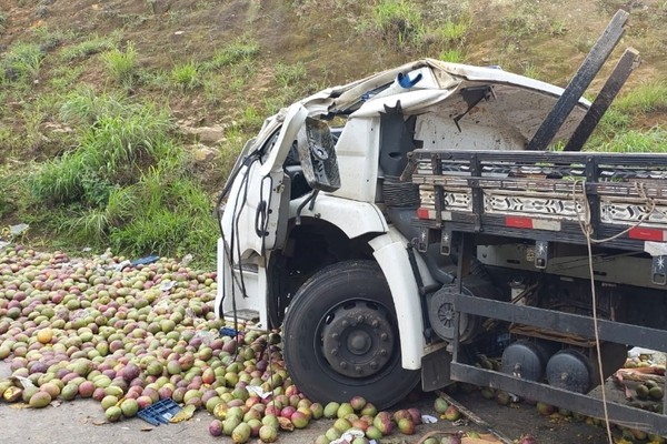 Caminhão carregado com mangas sofre falha mecânica e motorista acaba batendo em barranco   em Serra do Salitre