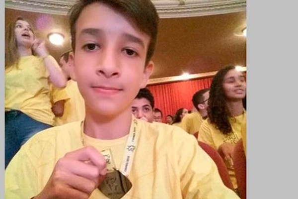 Aluno de Escola Municipal de Presidente Olegário recebe medalha de ouro na Olimpíada de Matemática