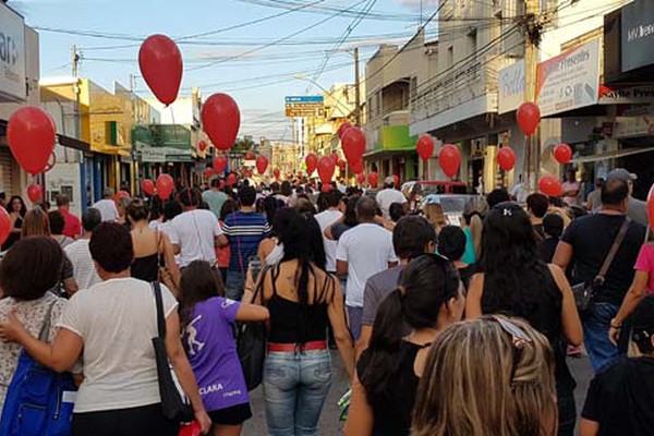 Com balões e faixas, manifestantes fazem passeata até o UNIPAM contra a Reforma da Previdência 