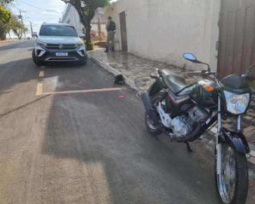 Motociclista fica ferido e acaba na delegacia após acidente de trânsito em Patos de Minas