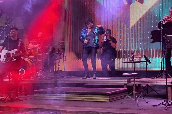 Roberta Miranda abre show na Fenapraça 2026 com  “Meu Dengo”; veja ao vivo