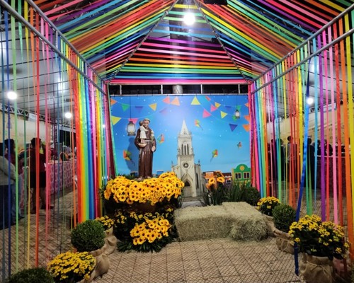 Festa de Santo Antônio começa com praça lotada e um cardápio cheio comidas típicas deliciosas