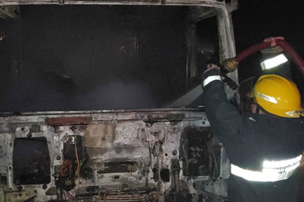 Caminhão pega fogo logo após passar pela ponte do Rio Paranaíba e é destruído pelas chamas 