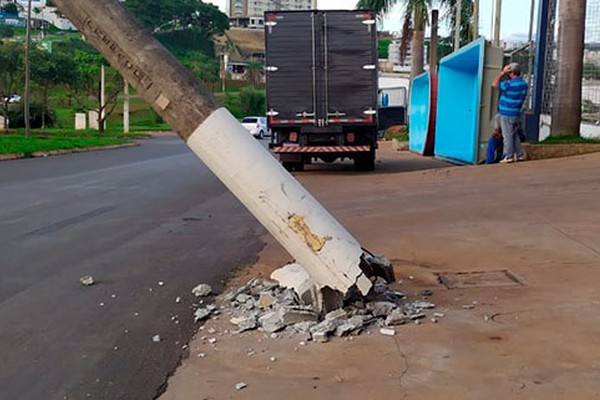 Após realizar entrega, motorista de caminhão engata ré e quebra poste em Patos de Minas
