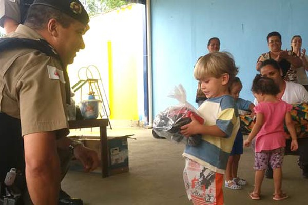 Polícia Militar doa brinquedos a creche municipal que foi invadida por ladrões