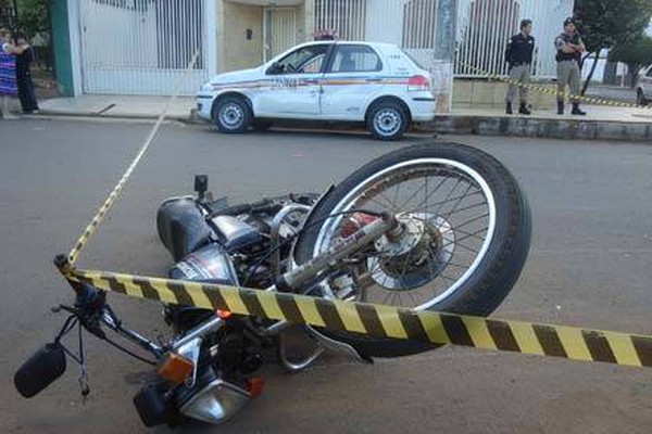 Motociclista inabilitado de 75 anos avança a parada, bate em viatura e morre