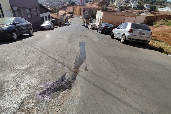 Vazamento de água no meio do asfalto e no centro de Patos de Minas intriga moradores