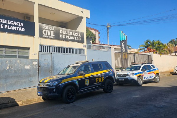 Passageira é presa transportando cocaína escondida em ônibus na BR 365, em Patos de Minas