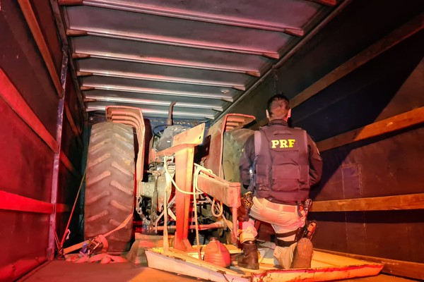 Motorista é preso pela PRF de Patos de Minas transportando trator com nota fiscal falsificada