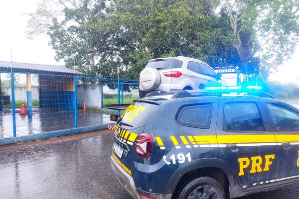 Veículo roubado poucas horas antes fica sem gasolina e trio acaba preso pela PRF na BR365