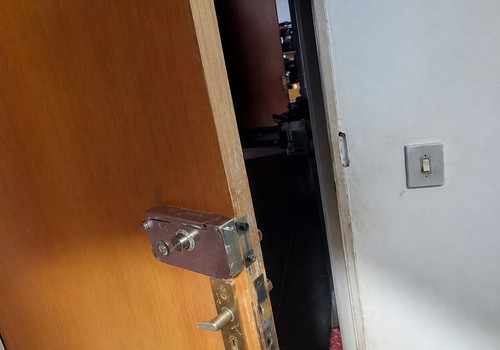 Em processo de separação, homem força abertura da porta do quarto e agride esposa