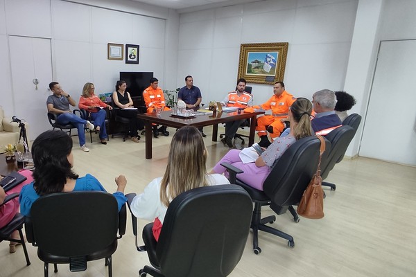 Autoridades se reúnem com o prefeito para traçar estratégias em relação ao período chuvoso em Patos de Minas