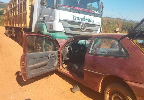 Acidente entre carreta carregada de milho e Gol em estrada rural de Patrocínio deixa feridos