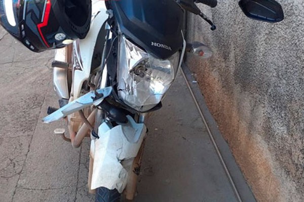 Motociclista fica ferido ao bater de frente com caminhão de coleta de lixo em Patos de Minas