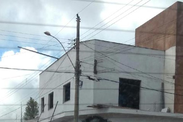 Pedreiro de 47 anos morre eletrocutado ao construir cobertura de prédio em Serra do Salitre