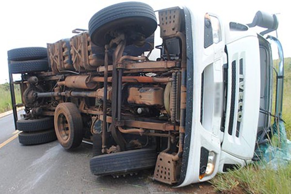 Condutor perde o controle da direção e caminhão carregado com carne fica tombado na MGC354