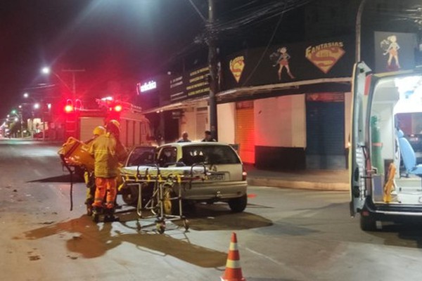 Caminhonete provoca acidente no centro de Patos de Minas e foge deixando mulher ferida no local