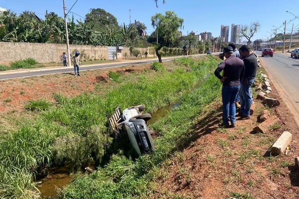 Picape desce sozinha a avenida Fátima Porto e vai parar dentro do Córrego do Monjolo