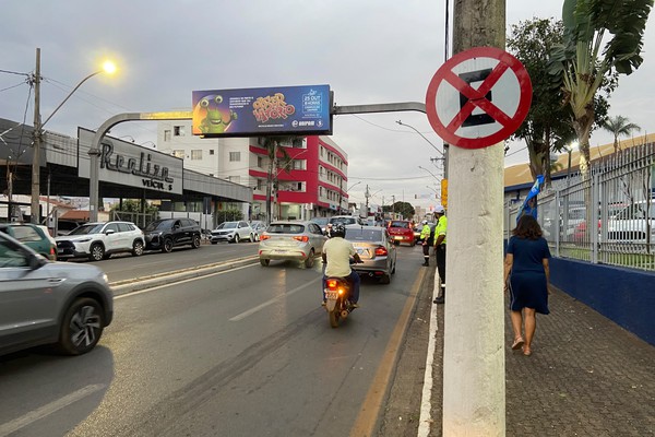 Primeiro dia de proibição de parada em frente a colégio, tem fiscalização reforçada e irritação de pais