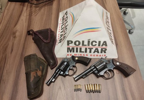 Homem é preso com duas armas de fogo após ameaçar mulher e filho em Carmo do Paranaíba