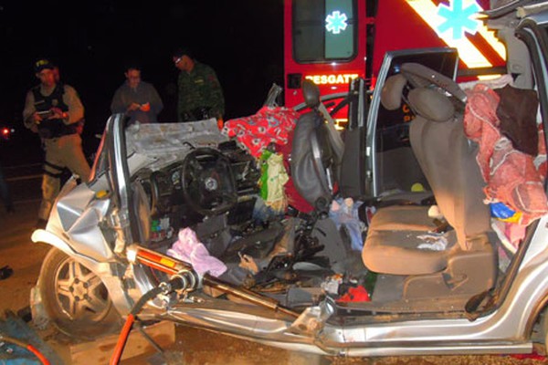 Motorista também morre e aumenta o número de vítimas do acidente entre carro e carreta na BR 365