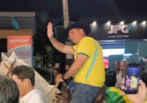 Reunião com lideranças e passeio a cavalo na Fenamilho; como foi a visita de Flávio Bolsonaro a Patos de Minas