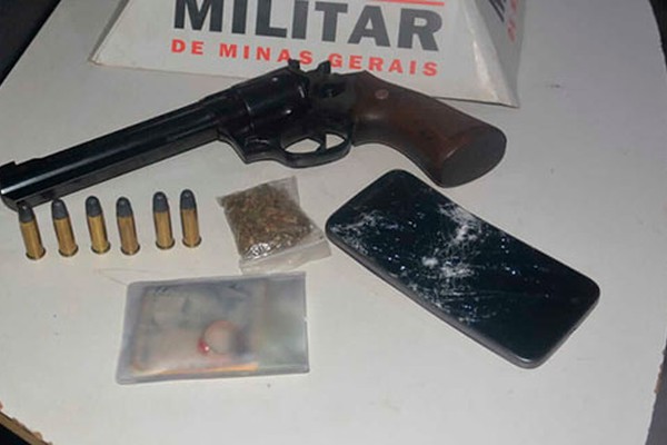 Homens são presos com arma de fogo e drogas em Patos de Minas
