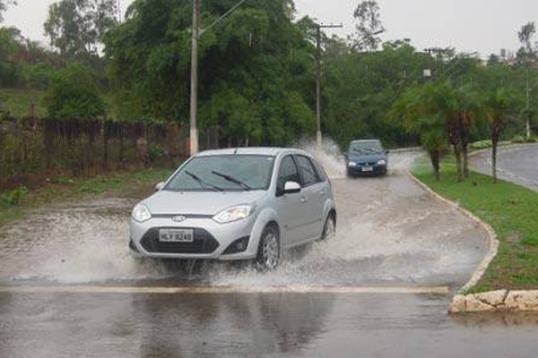 Chuva causa alagamentos em diversos pontos e dificulta a vida dos motoristas