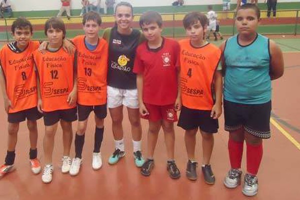 Melhor jogadora de futsal do mundo faz a alegria das crianças em Lagoa Formosa