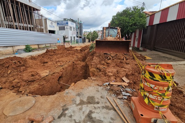 Comerciantes alegam prejuízos constantes e cobram agilidade da Copasa para concluir serviço