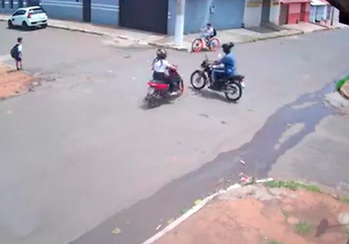 Imagens mostram colisão de motos e estudantes pedindo socorro para as vítimas