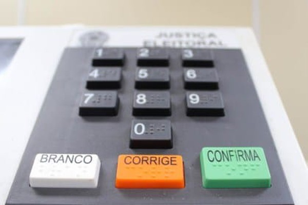 Urna eletrônica tem tecla colada com cola instantânea e precisa ser substituída em Patos de Minas