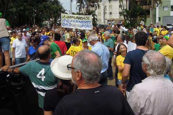 Manifestação em Patos de Minas reúne médicos, empresários e profissionais liberais