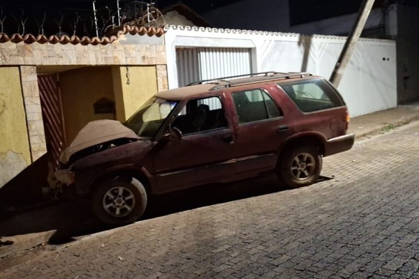 Motorista perde o controle da direção, bate em poste e em carro estacionado e foge de capacete