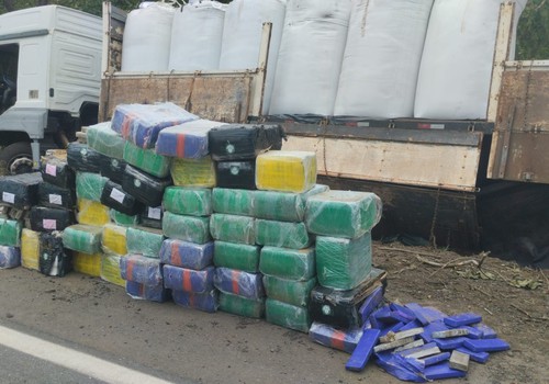 Carreta com cerca de 2 toneladas de maconha sofre acidente na BR-365 e é apreendida pela PRF